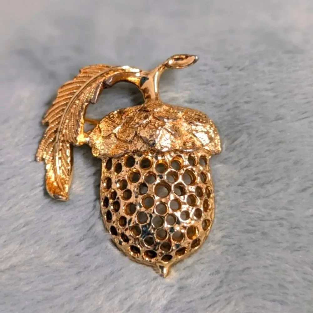 Vintage 1970's Sarah Coventry Acorn Brooche - Picture 3 of 9